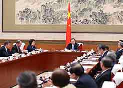 李克强主持召开各民主党派中央全国工商联负责人和无党派人士代表座谈会 听取对政府工作报告的意见建议