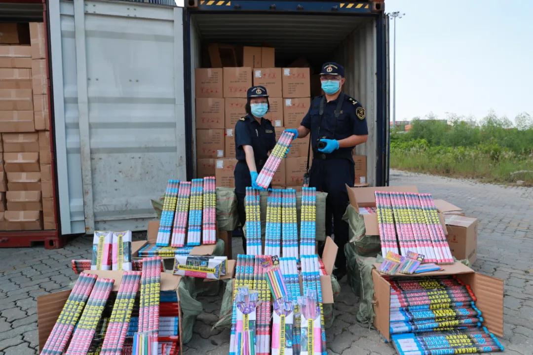 广州海关查获83吨夹藏烟花爆竹等危险货物