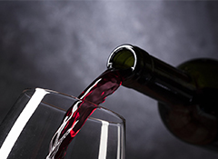 港珠澳大桥海关查获一起粤澳两地牌客车藏匿红酒进境案